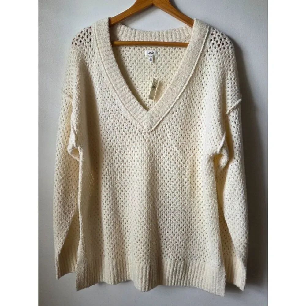 NWT AERIE CREAM V NECK SUPER SOFT SWEATER SIZE M